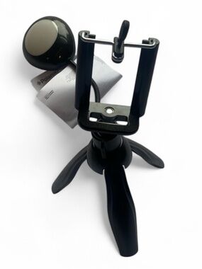 NWOT Polaroid- Smartphone Tripod with Selfie Light
